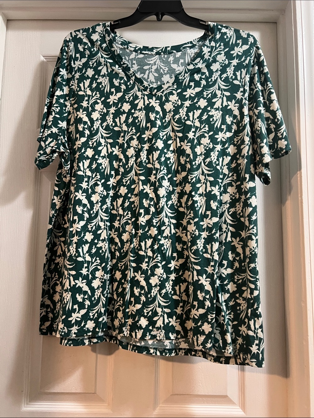 Lane Bryant Dark Green Floral V-Neck Short Sleeve Tee
